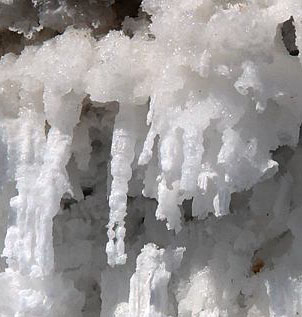 Природные солевые образования в пещере